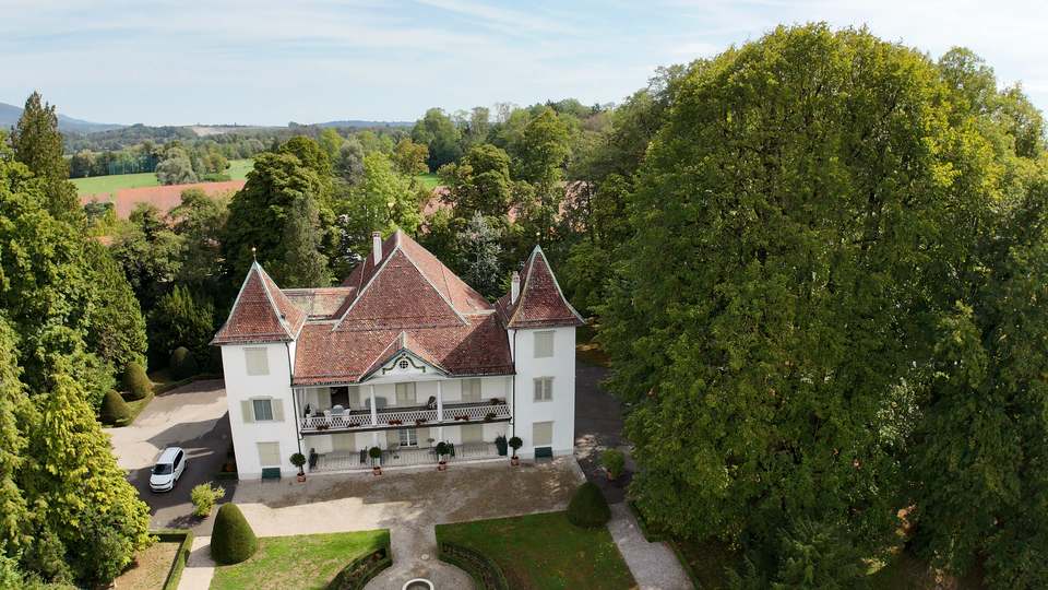The manor of the CIFA Campus Wylihof with its baroque garden, seen from the air