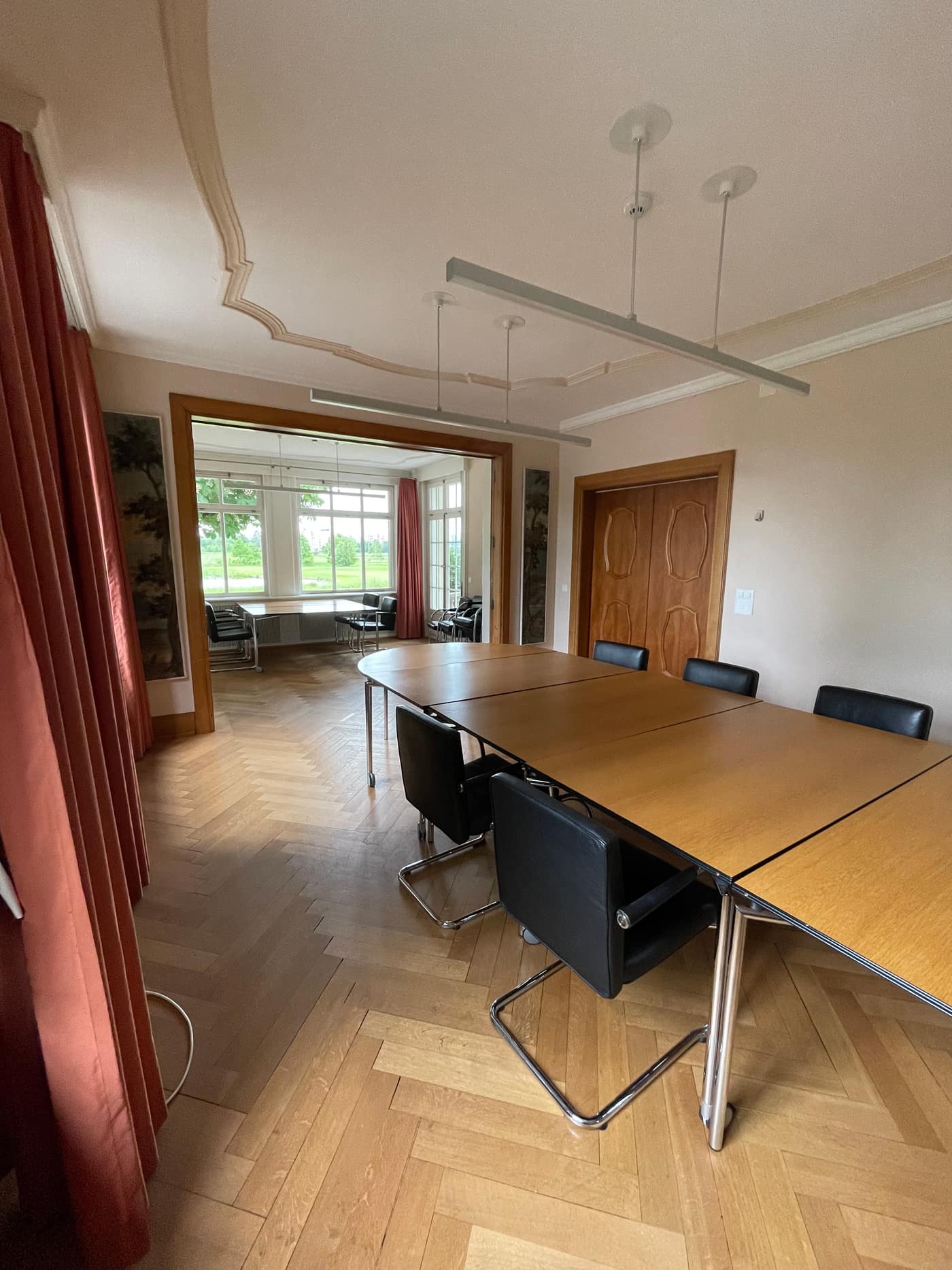 A salon on the CIFA campus with its conference table