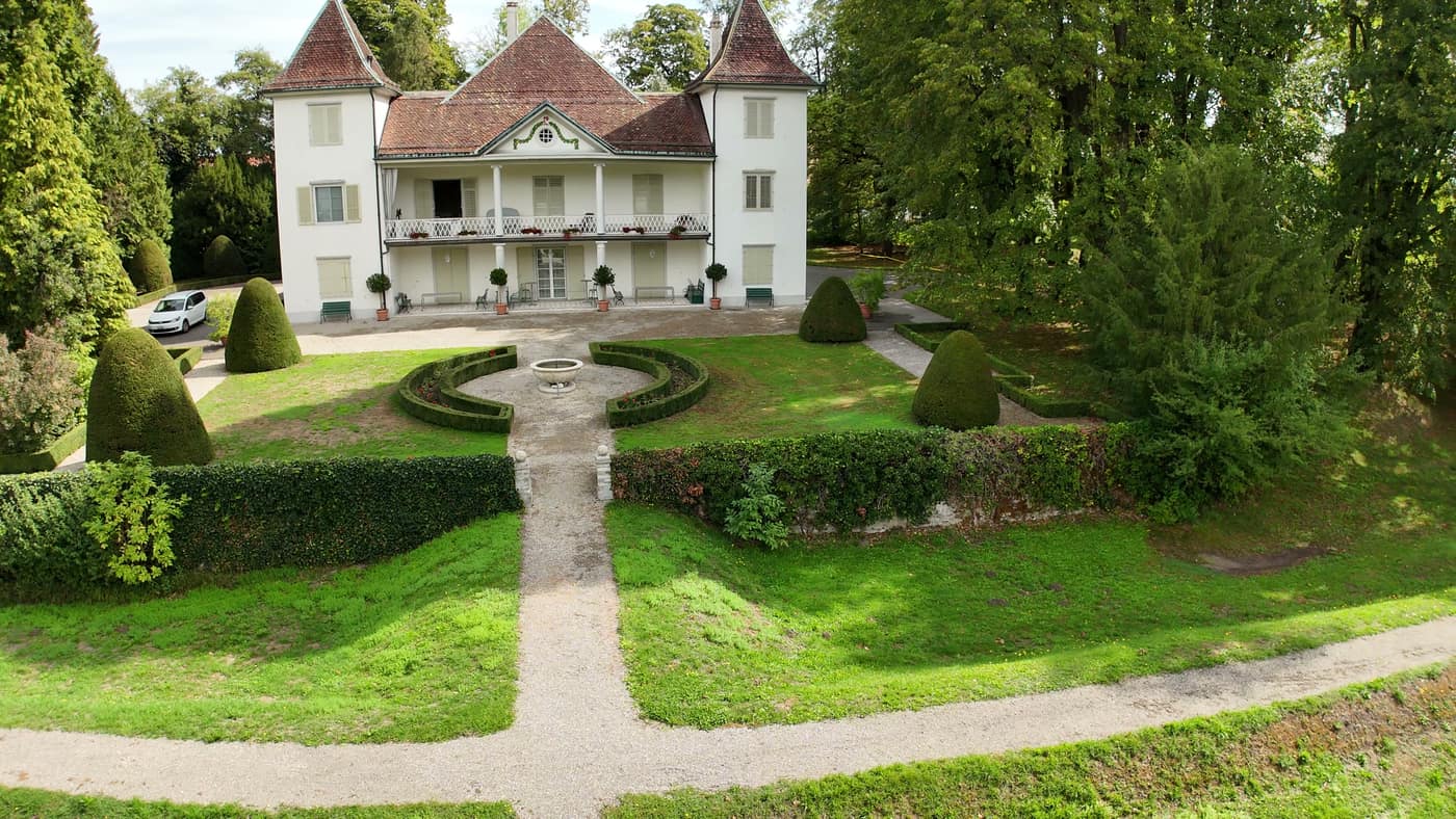 Schloss Wylihof aus der Luft, mit der Achse seines Barockgartens und dem Brunnen