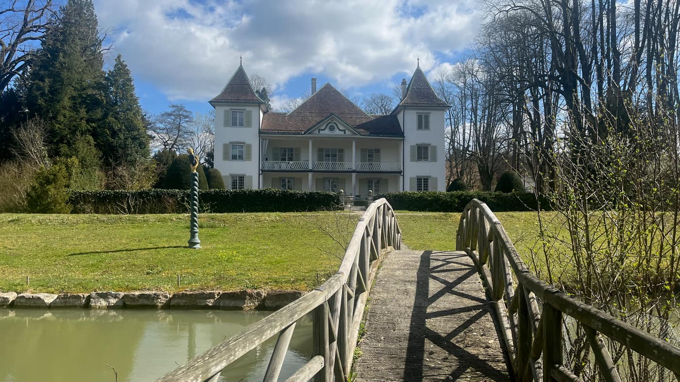 Schloss Wylihof über den Weiher und die Brücke gesehen